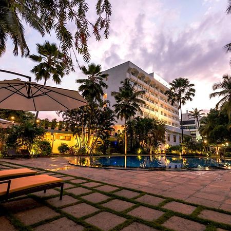 Southern Star,Mysore Exterior photo The Leela Palace, Bangalore